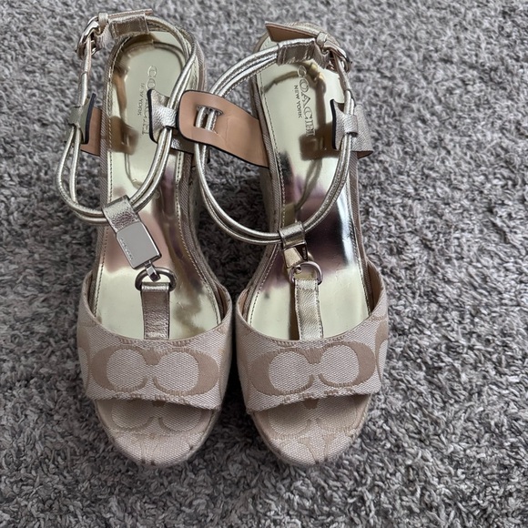 Coach Leah signature print wedge gold Size 8 - Picture 2 of 10